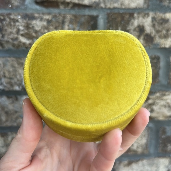 Gucci GG Running Stud 18k Yellow Gold Earrings - Picture 7 of 7